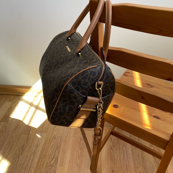 SIGNATURE CHAINED BARREL LEATHER SATCHEL IN BRN KHK/LUGGAGE/GOLD - Picture 3 of 11